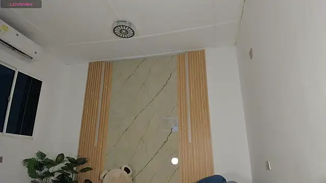 flor herrera01 online show from April 12, 2026, 4:39 am