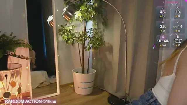 luna joy  online show from April 18, 2026, 12:53 pm