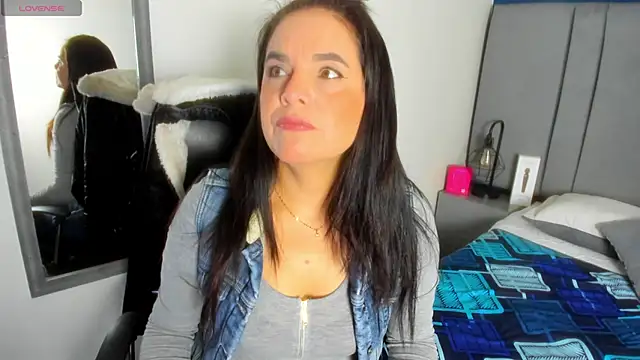 laura hotties online show from February 2, 2026, 12:48 pm