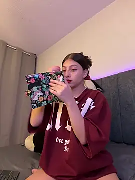 Snapshot of Dirty-Bunnyyy chatting on October 8, 2025, 6:22 am Dirty-Bunnyyy online show from October 8, 2025, 6:22 am