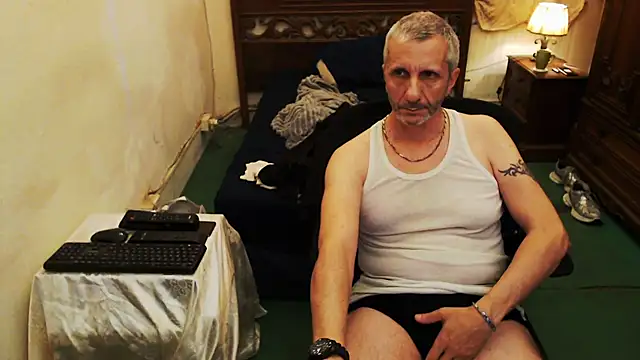 maxdaddy690 online show from October 5, 2025, 8:51 pm