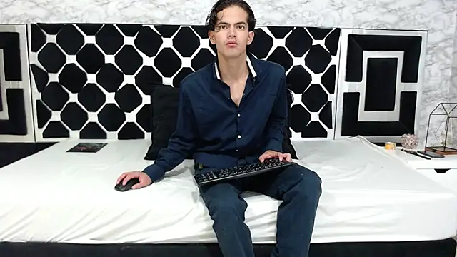 Snapshot of Maximoherrera_16 chatting on February 27, 2025, 3:47 am Maximoherrera 16 online show from February 27, 2025, 3:47 am