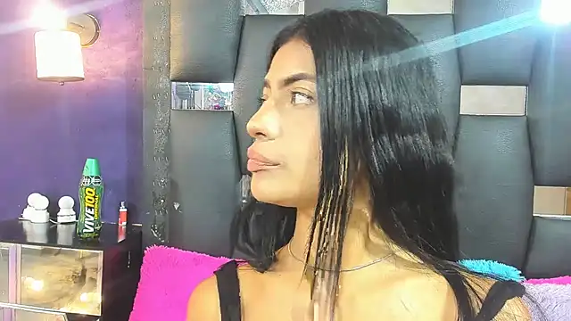 Snapshot of EMYCLARK01 chatting on September 24, 2025, 4:38 am EMYCLARK01 online show from September 24, 2025, 4:38 am