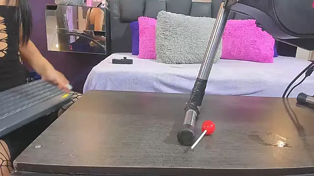 EMYCLARK01 online show from April 16, 2026, 2:23 am