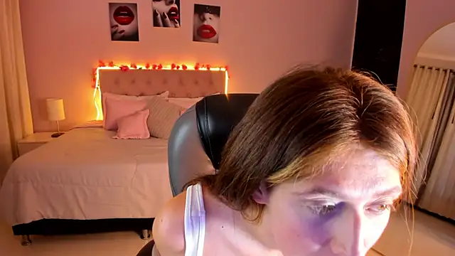 Emily Warren  online show from April 22, 2026, 9:05 pm