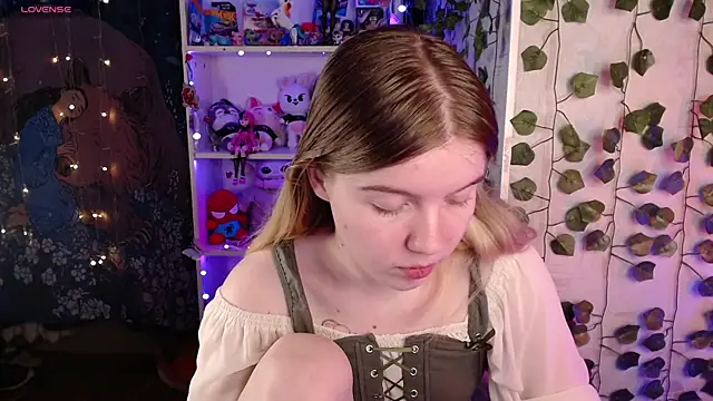 Snapshot of Strawberry_juli chatting on March 18, 2025, 2:15 am Strawberry juli online show from March 18, 2025, 2:15 am