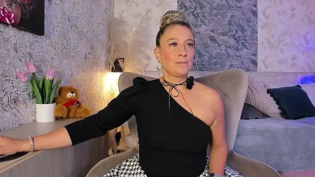 Liannaa  online show from February 2, 2026, 7:34 pm