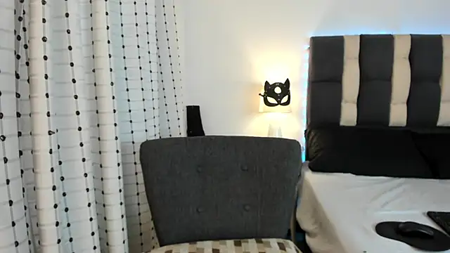 loverisu-coral online show from November 27, 2025, 8:55 pm