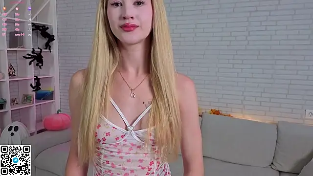 Snapshot of Tessalune_ chatting on October 20, 2025, 3:18 am Tessalune online show from October 20, 2025, 3:18 am