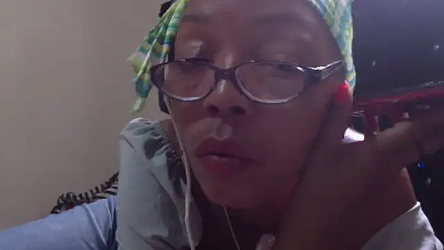 Snapshot of Ladyzee25 chatting on October 7, 2025, 2:47 pm Ladyzee25 online show from October 7, 2025, 2:47 pm