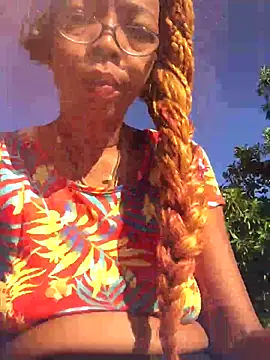 Snapshot of Ladyzee25 chatting on October 16, 2025, 12:17 pm Ladyzee25 online show from October 16, 2025, 12:17 pm