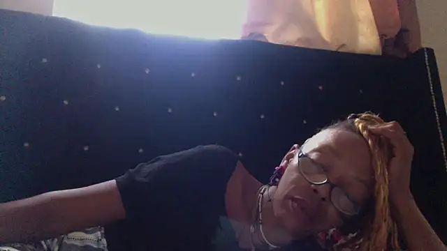 Snapshot of Ladyzee25 chatting on October 21, 2025, 2:29 pm Ladyzee25 online show from October 21, 2025, 2:29 pm