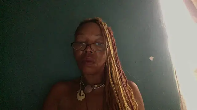 Snapshot of Ladyzee25 chatting on October 24, 2025, 12:56 pm Ladyzee25 online show from October 24, 2025, 12:56 pm