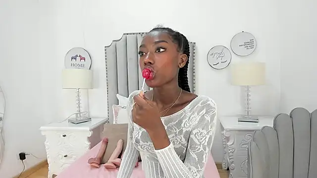 SamantaMarquez online show from October 17, 2025, 8:11 pm