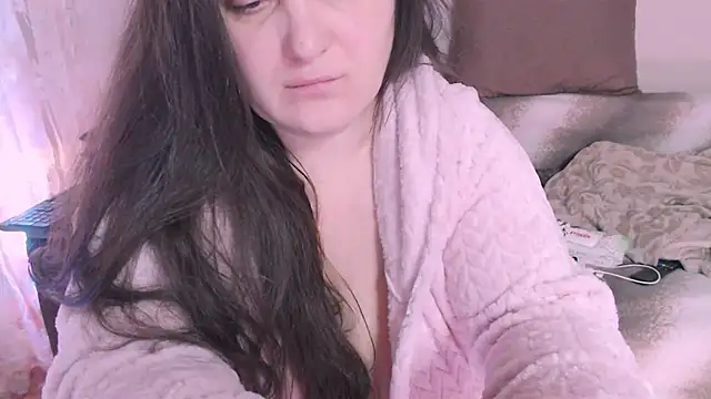 Snapshot of SoftLia chatting on December 13, 2024, 2:21 am SoftLia online show from December 13, 2024, 2:21 am