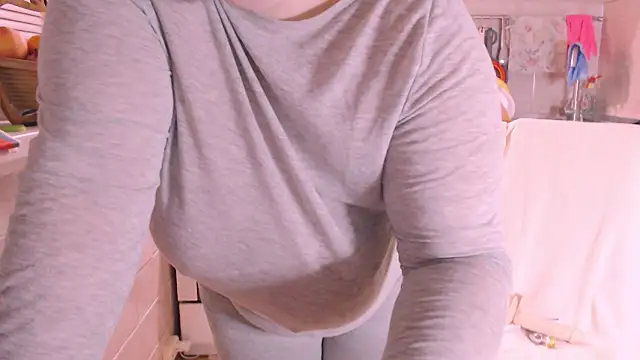 Snapshot of SoftLia chatting on December 13, 2024, 8:58 pm SoftLia online show from December 13, 2024, 8:58 pm