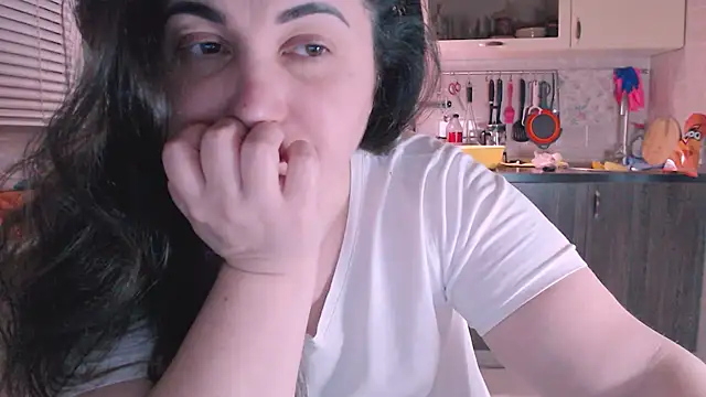 Snapshot of SoftLia chatting on December 19, 2024, 7:07 pm SoftLia online show from December 19, 2024, 7:07 pm