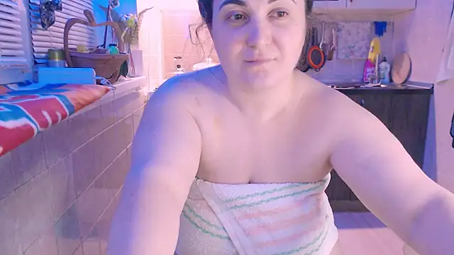 Snapshot of SoftLia chatting on February 1, 2025, 11:48 pm SoftLia online show from February 1, 2025, 11:48 pm