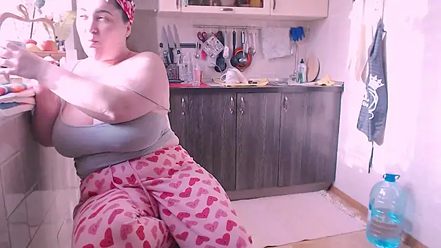 Snapshot of SoftLia chatting on February 8, 2025, 11:44 am SoftLia online show from February 8, 2025, 11:44 am