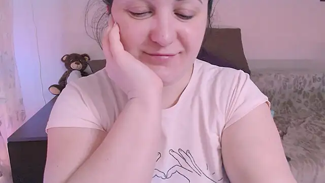 Snapshot of SoftLia chatting on February 15, 2025, 8:22 pm SoftLia online show from February 15, 2025, 8:22 pm