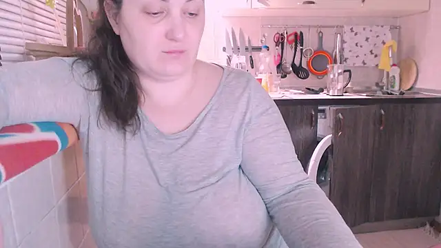 Snapshot of SoftLia chatting on February 26, 2025, 4:24 pm SoftLia online show from February 26, 2025, 4:24 pm