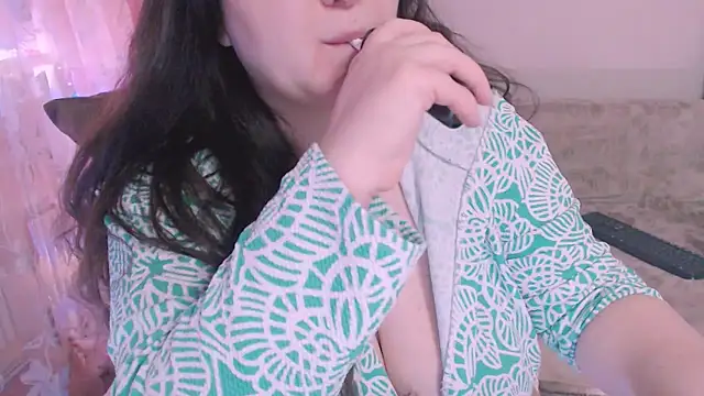 Snapshot of SoftLia chatting on March 2, 2025, 10:38 pm SoftLia online show from March 2, 2025, 10:38 pm