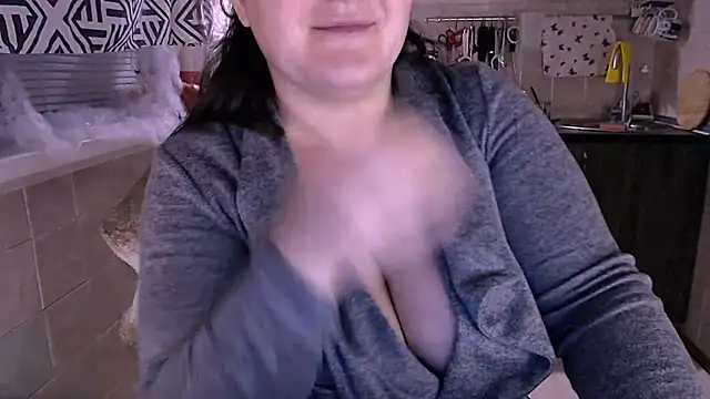 Snapshot of SoftLia chatting on October 22, 2025, 3:40 am SoftLia online show from October 22, 2025, 3:40 am