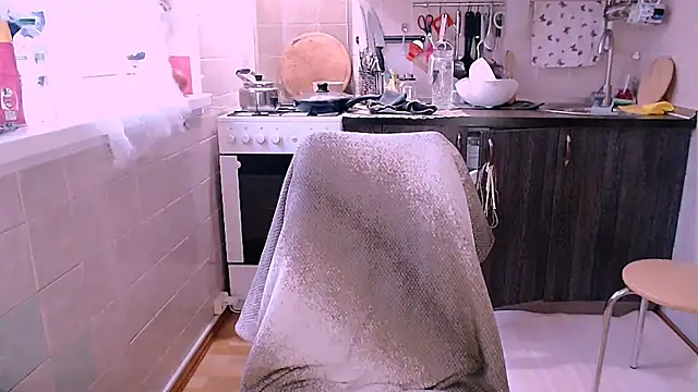 Snapshot of SoftLia chatting on October 25, 2025, 7:05 am SoftLia online show from October 25, 2025, 7:05 am