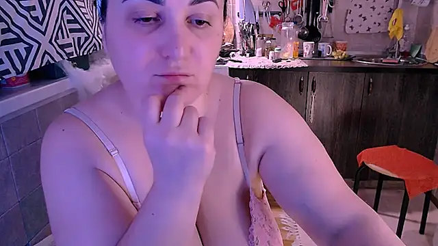 Snapshot of SoftLia chatting on November 2, 2025, 11:40 pm SoftLia online show from November 2, 2025, 11:40 pm