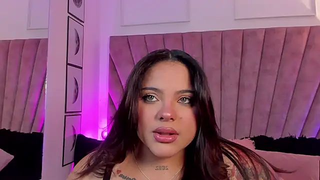 Snapshot of LunaSotto chatting on October 15, 2025, 7:47 pm LunaSotto online show from October 15, 2025, 7:47 pm