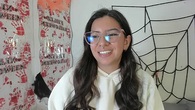 Snapshot of emilyy_cooperr chatting on October 17, 2025, 12:19 pm emilyy cooperr online show from October 17, 2025, 12:19 pm