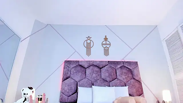 aurora collinss  online show from January 13, 2026, 12:54 pm