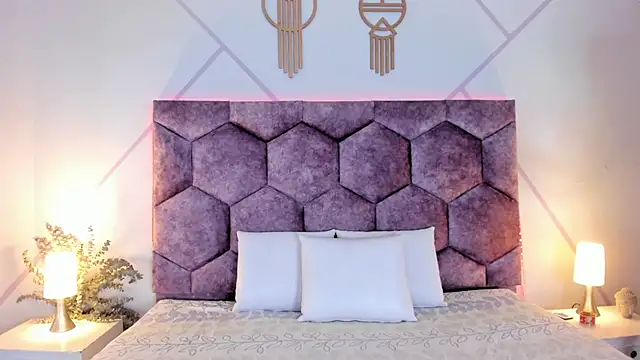 aurora collinss  online show from February 17, 2026, 12:45 pm