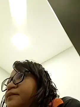 Snapshot of viviksmel chatting on December 3, 2025, 5:00 pm viviksmel online show from December 3, 2025, 5:00 pm