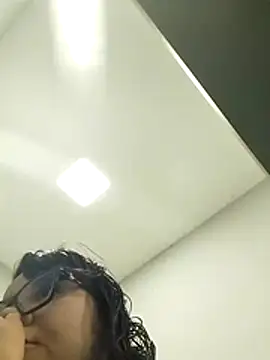 Snapshot of viviksmel chatting on December 4, 2025, 2:15 pm viviksmel online show from December 4, 2025, 2:15 pm