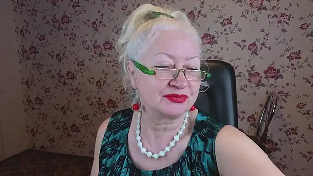 Snapshot of Maya_Mayflower chatting on December 16, 2025, 4:06 am Maya Mayflower online show from December 16, 2025, 4:06 am