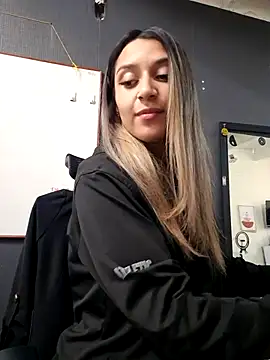 Isabella Varella online show from October 14, 2025, 2:29 pm