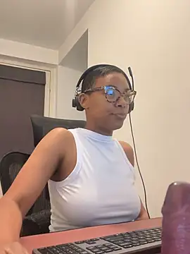 Melia Rayne online show from May 18, 2026, 9:37 am
