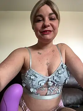 Snapshot of Biana_Fernan chatting on May 13, 2026, 10:45 am Biana Fernan online show from May 13, 2026, 10:45 am