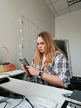 Juicy PeachLux online show from October 5, 2025, 7:50 am