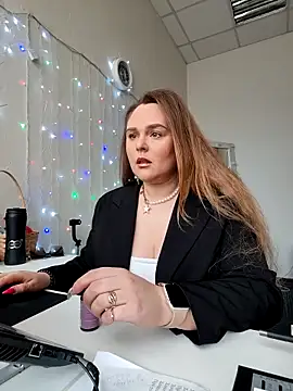 Juicy PeachLux online show from April 18, 2026, 7:45 am