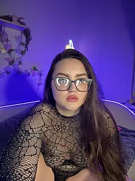 Snapshot of MiraLuccian chatting on October 9, 2025, 8:40 pm MiraLuccian online show from October 9, 2025, 8:40 pm