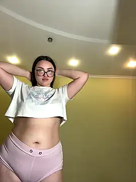 Snapshot of MiraLuccian chatting on October 12, 2025, 8:08 pm MiraLuccian online show from October 12, 2025, 8:08 pm