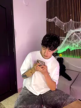 Snapshot of troy_rouge chatting on October 21, 2025, 7:14 pm troy rouge online show from October 21, 2025, 7:14 pm