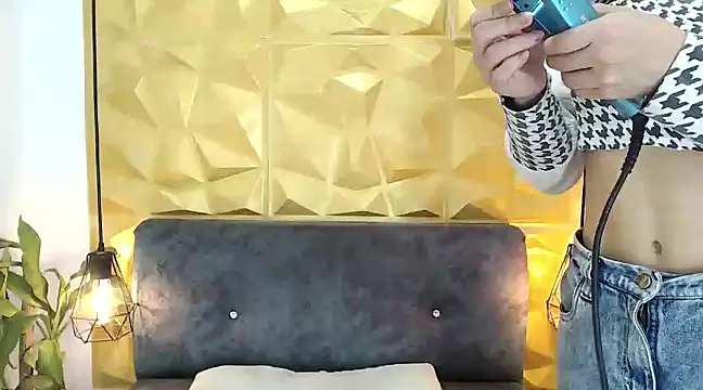 Snapshot of Small_Hot19 chatting on March 20, 2025, 3:25 pm Small Hot19 online show from March 20, 2025, 3:25 pm