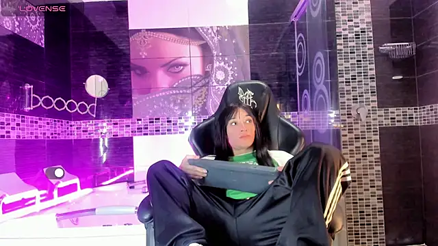 Small Hot19 online show from May 25, 2026, 12:11 pm