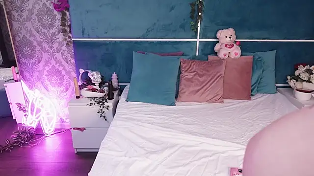 SunnyGlow online show from October 4, 2025, 4:21 am