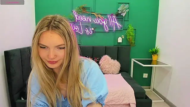 EvelineAmore online show from June 25, 2026, 8:52 am