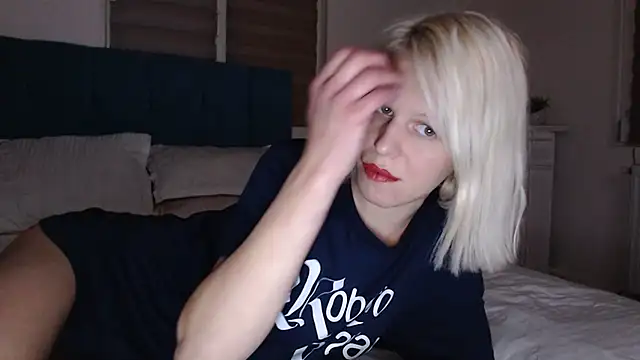 ElssaRush online show from October 26, 2025, 4:57 pm