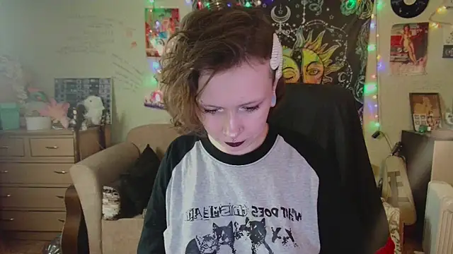 Snapshot of Lil_foxxx chatting on September 19, 2025, 10:27 am Lil foxxx online show from September 19, 2025, 10:27 am